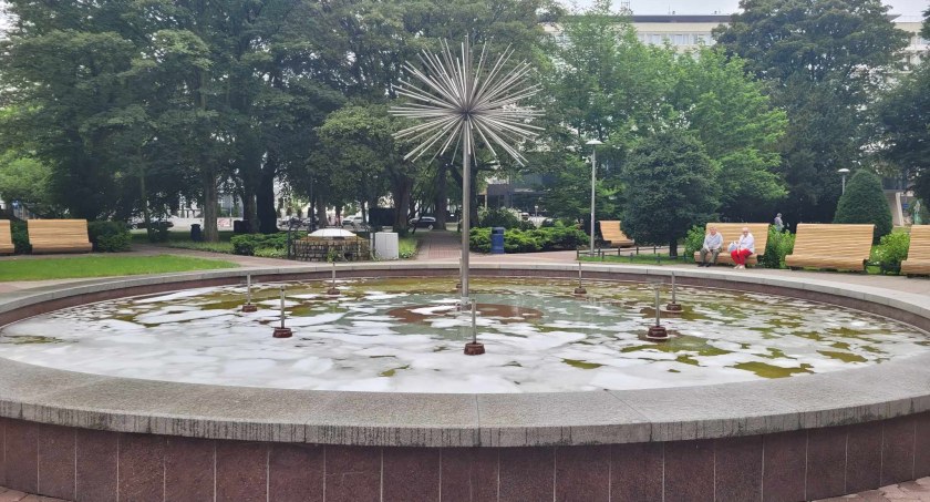 Płyn do naczyń w miejskiej fontannie. Urząd szuka sprawców