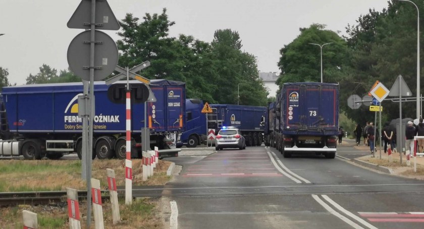 Urząd nie chciał niszczenia nowej ulicy. Ciężarówki dewelopera zablokowały Wschodnią | zdjęcia