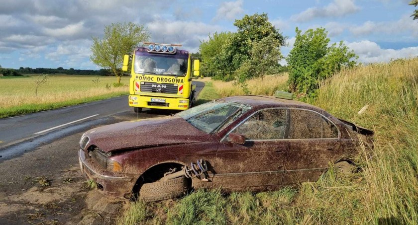 Dachowanie BMW. Dwóch mężczyzn oddaliło się z miejsca wypadku