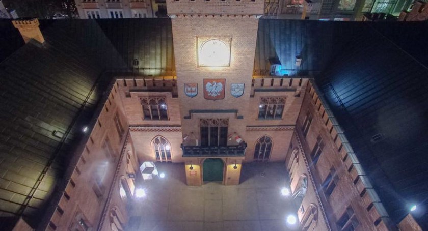 Świetlne spektakle na dziedzińcu ratusza? Magistrat chce zmodernizować najstarszą iluminację w Kołobrzegu