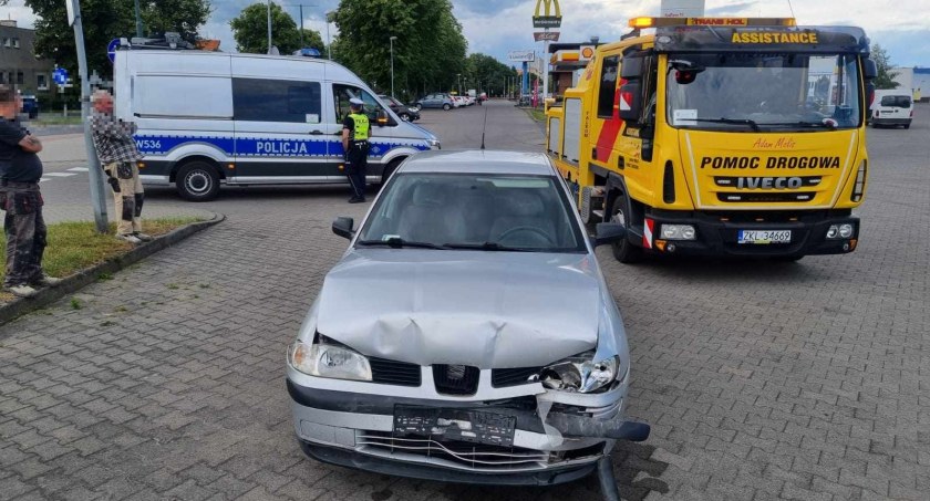 Spowodował kolizję i uciekł razem z  | zdjęcia