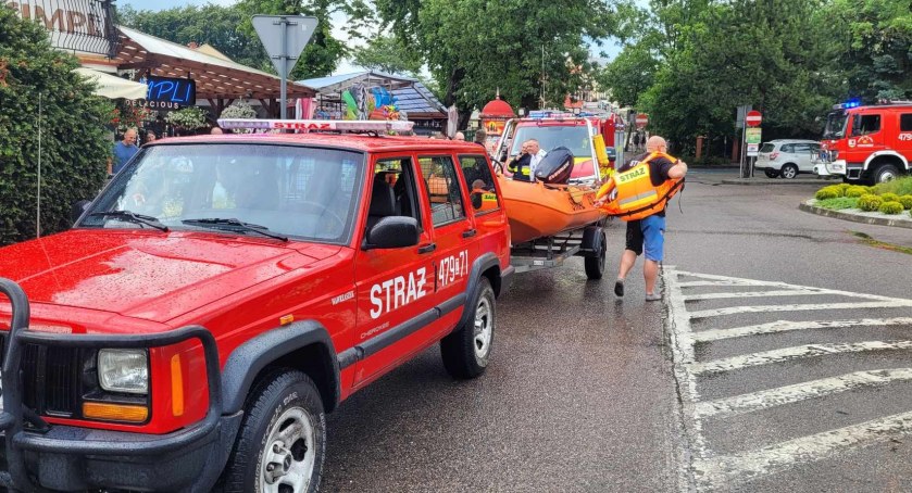Jechali do topielca, skończyło się happy endem. Interwencja służb ratowniczych