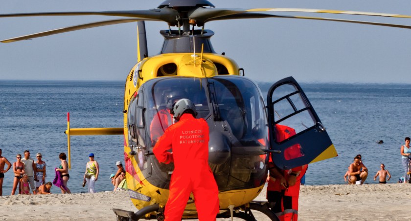 Lądowanie helikoptera LPR na plaży. Jak się zachować?