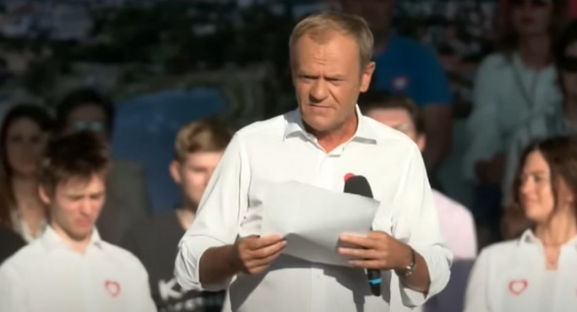 Tusk o szefie kołobrzeskiego klubu PiS: „Udało mu się zatrudnić żonę na dyrektorskim stanowisku”