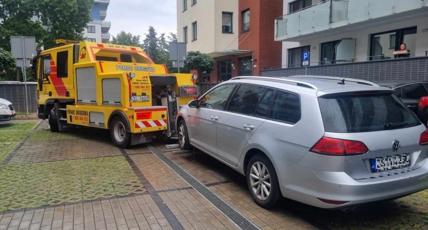 Samochody blokowały ruchu w strefie uzdrowiskowej