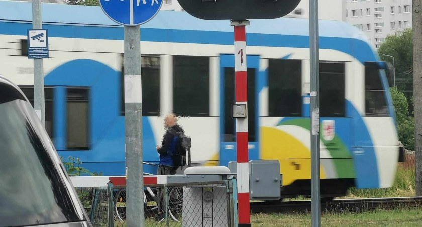 Tymczasem na przejściu kolejowym w Kołobrzegu...