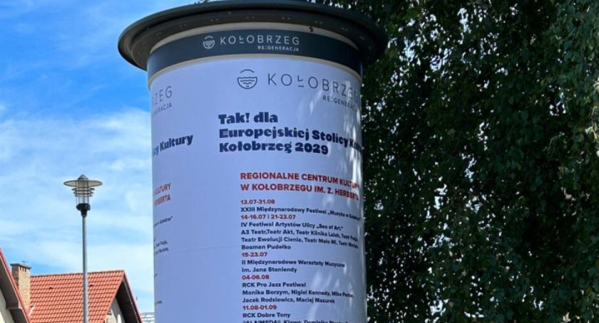 Stare, betonowe słupy ogłoszeniowe przechodzą do historii. Trwa ich wymiana