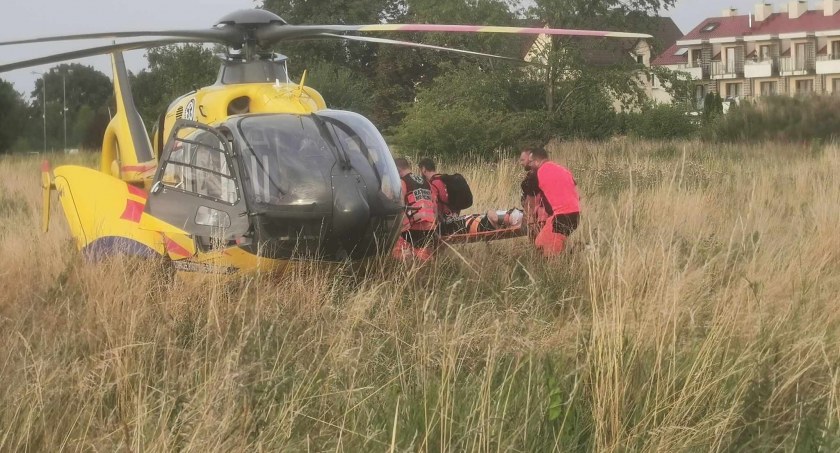 Pod Kołobrzegiem lądował śmigłowiec LPR. Pomocy potrzebowała młoda kobieta (wideo, foto)