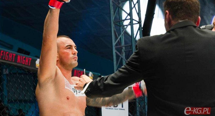 Szybki knockout! Kamil Stachura wygrywa zawodową walkę MMA!