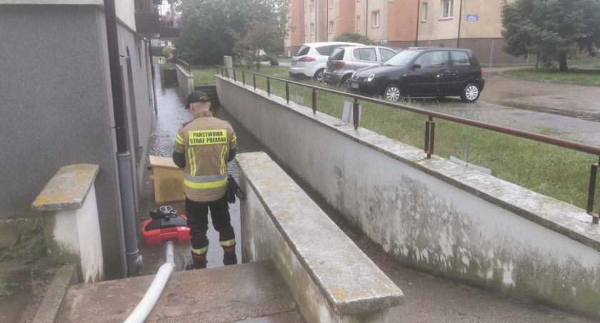 Oberwanie chmury w Kołobrzegu i okolicach. Interweniują strażacy | wideo