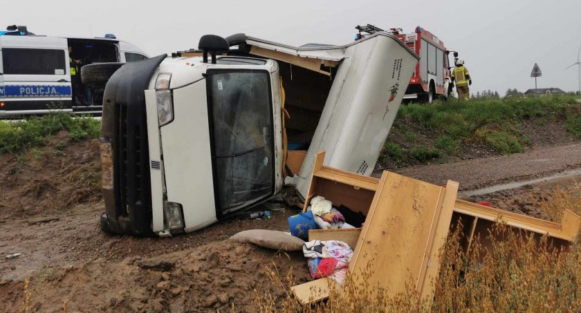 Trudne warunki na drogach. Kamper wpadł do rowu | zdjęcia