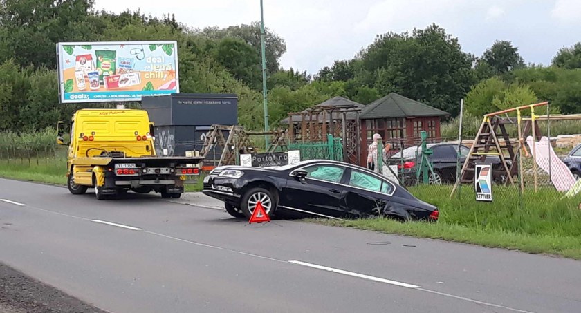 Zderzenie na Grzybowskiej. VW wylądował w rowie | zdjęcia