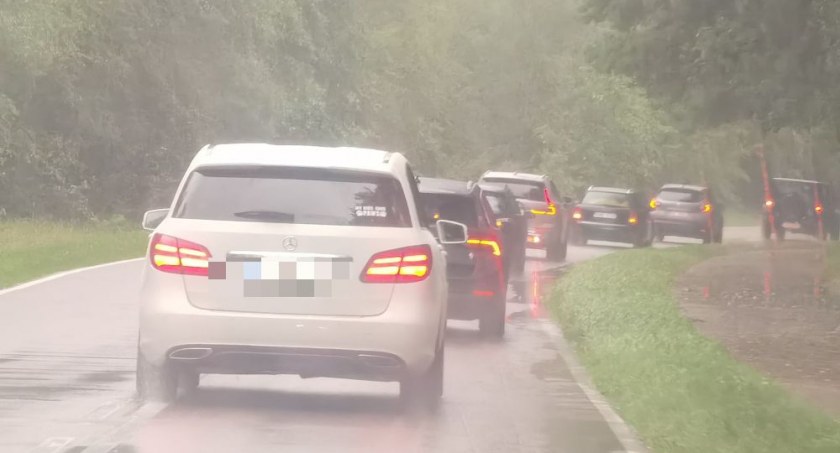 Droga z Kołobrzegu na Dźwirzyno była zablokowana. Tworzyły się spore korki