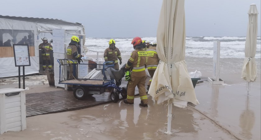 Sztorm na Bałtyku. Woda zalewa beach bary | wideo, zdjęcia