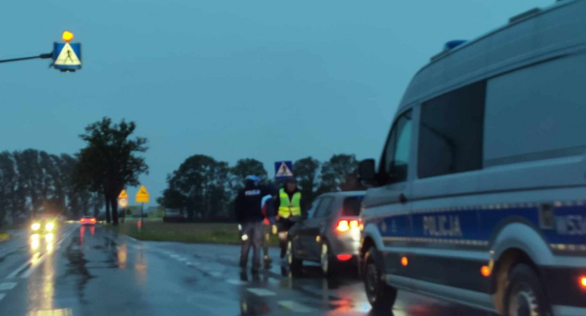 Drzewo spadło przed samochód. Pogarszają się warunki na drogach