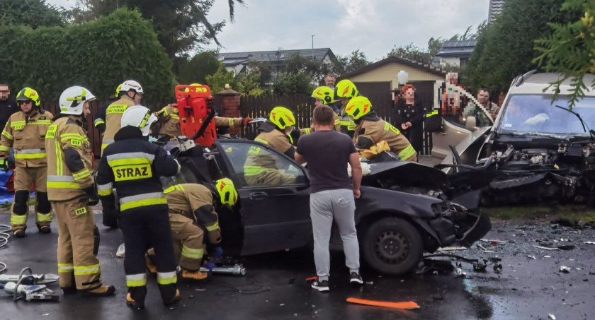 Czołówka dwóch samochodów. Młody mężczyzna wycinany z pojazdu | zdjęcia