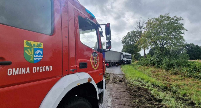 Ciężarówka zablokowała drogę | zdjęcia