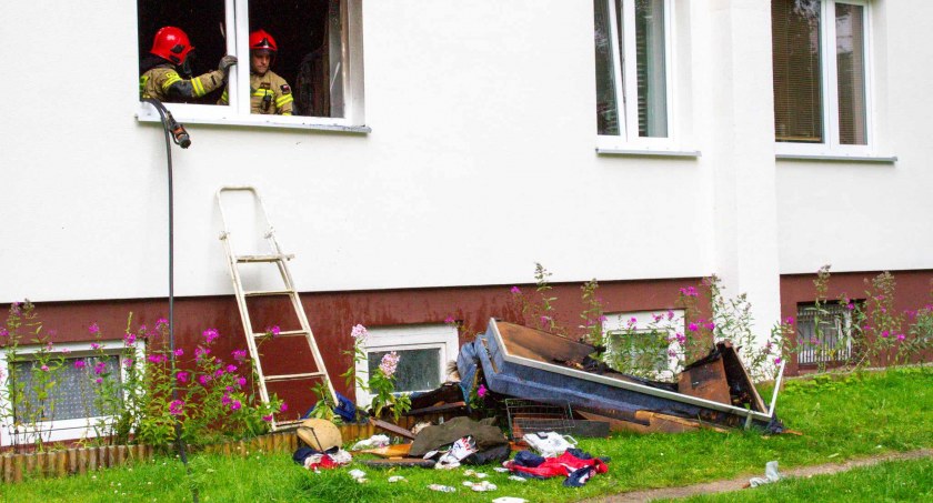 Pożar mieszkania w Podczelu. Jedna osoba trafiła do szpitala 