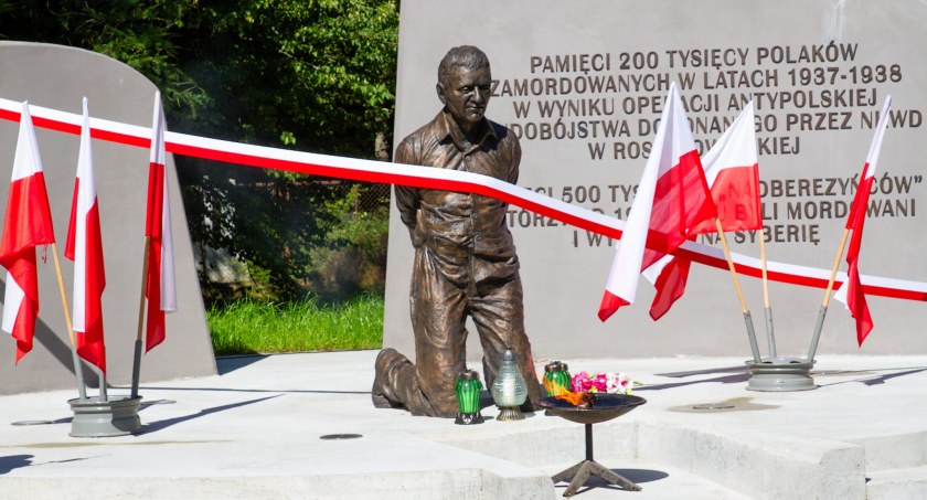 Oficjalne odsłonięcie pomnika. Wśród gości m.in. działacze z Kancelarii Premiera | zdjęcia 