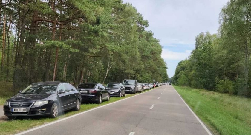 Pełne plaże, pełne parkingi i setki nielegalnie zaparkowanych samochodów | wideo