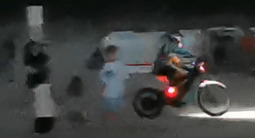 Pędził po plaży. Wjechał między ludzi | wideo