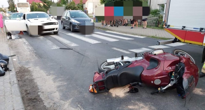 Zderzenie Dodgea i motocykla. Dwie osoby zostały poszkodowane