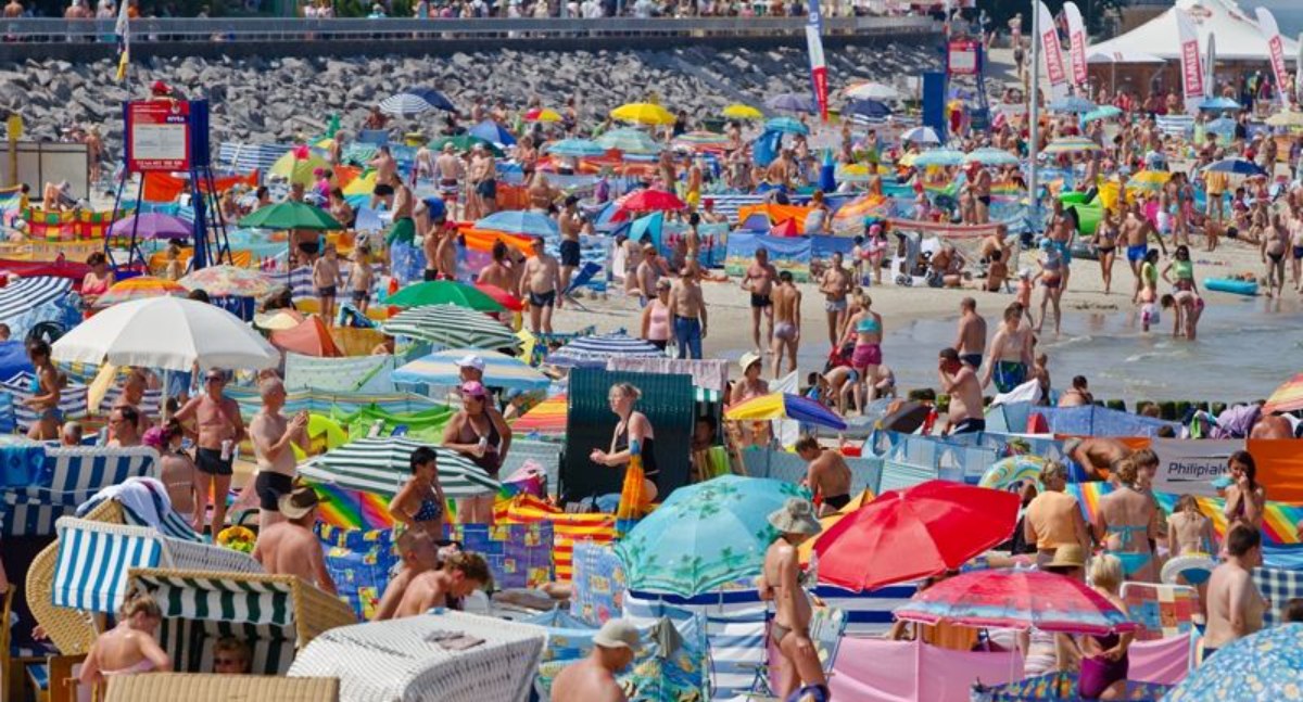 Mieszkańcy mają dość parawnów? Radny chce wprowadzenia ograniczeń na plaży