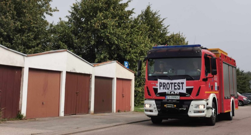 „Ostry cień mgły” postawił na nogi strażaków