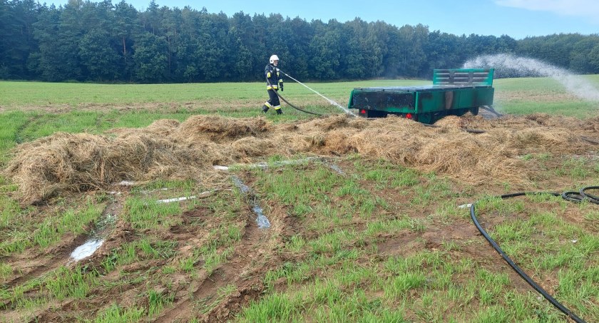 Pożar przyczepy z belami slomy
