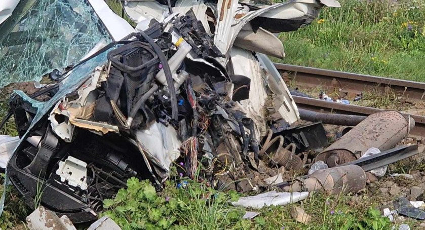 Samochód ciężarowy wjechał pod szynobus. Pociągi jeżdżą inną trasą |zł zdjęcia 