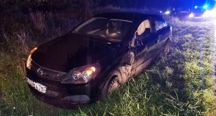Uderzył w zaparkowany samochód i zjechał z drogi. Kierowca zniknął bez śladu