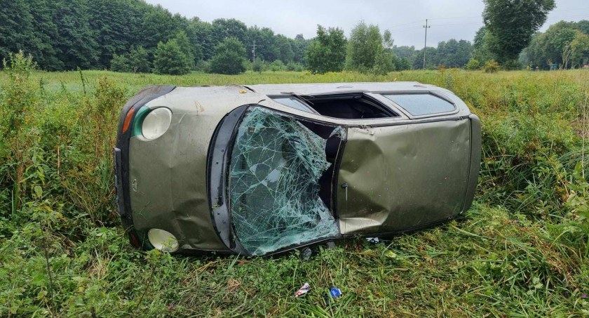 Zjechał z drogi, skosił znaki i zatrzymał się na boku. Kierowcy brak | zdjęcia