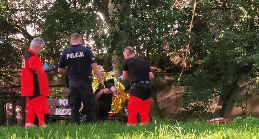 Służby postawione na nogi. Mężczyzna wpadł do wody w Parku Dąbrowskiego