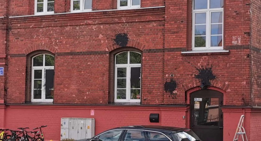 Oblane ściany, zablokowane wejścia. Jedna ze szkół celem ataku wandali
