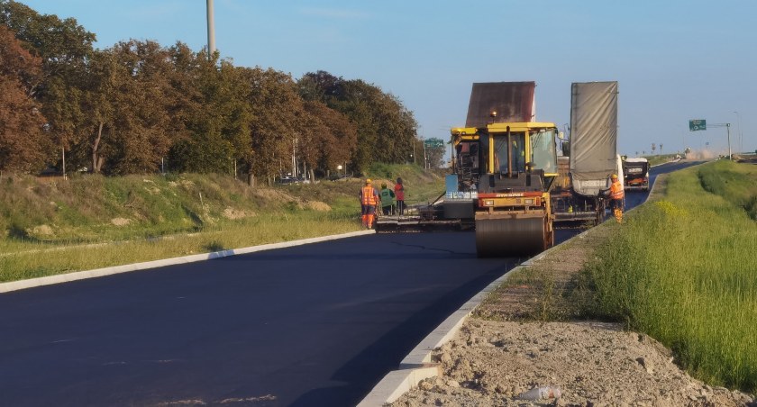 Budowa łącznika z S6. Rozpoczęto wylewanie nawierzchni bitumicznej