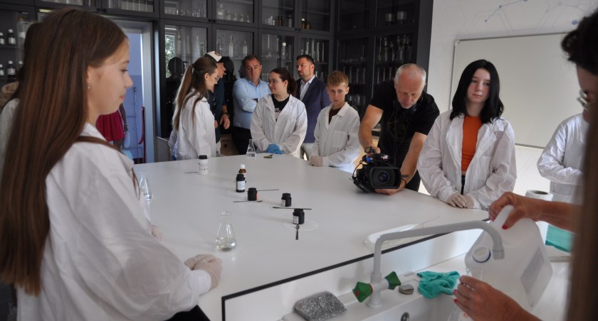 „Kopernik” ma nową salę chemiczną. Jest czym się pochwalić