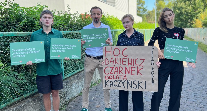 Takich ludzi macie na swoich listach. Zieloni uderzają w Hoca pod jego biurem | wideo