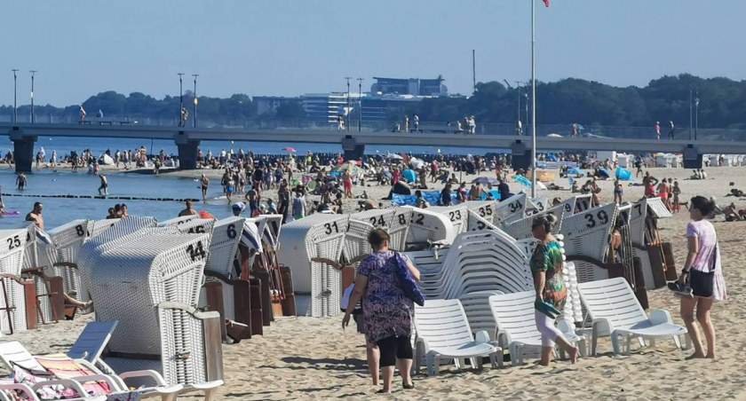 Ostatni ciepły dzień nad morzem? Tłumy na plaży centralnej | zdjęcia