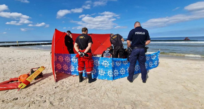 Plażowicze zobaczyli dryfujące ciało. Z Bałtyku wyłowiono 76-latka