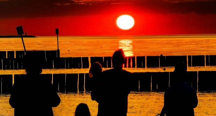 Zachód słońca nad morzem. Podziwiają go tłumy | zdjęcia