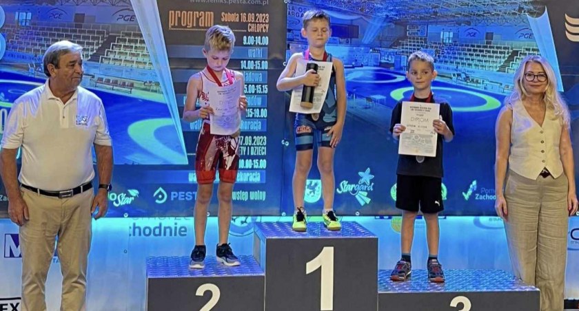 Młodzi kołobrzescy zapaśnicy na podium