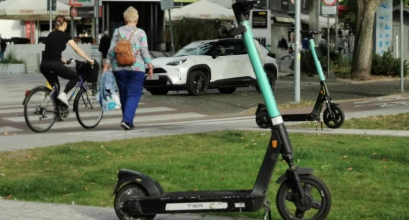 Strefy parkowania dla hulajnóg? Miasto proponuje, operatorzy nie są chętni