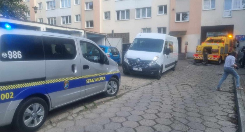 Dostawczak zablokował garaże. Interweniowała straż miejska