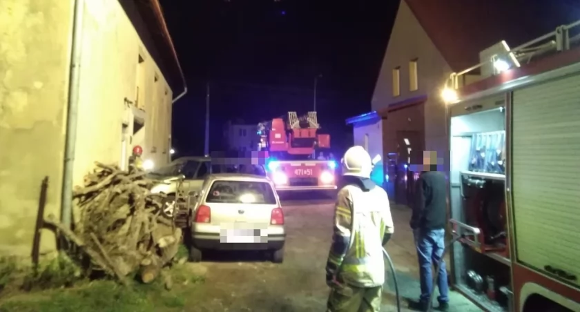 Pożar sadzy w kominie. Agresywny właściciel posesji nie chciał wpuścić strażaków
