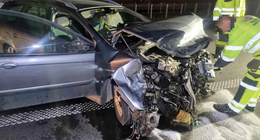 Kierowca uderzył w bariery. Kara może być wysoka, bo nie miał opłaconego OC