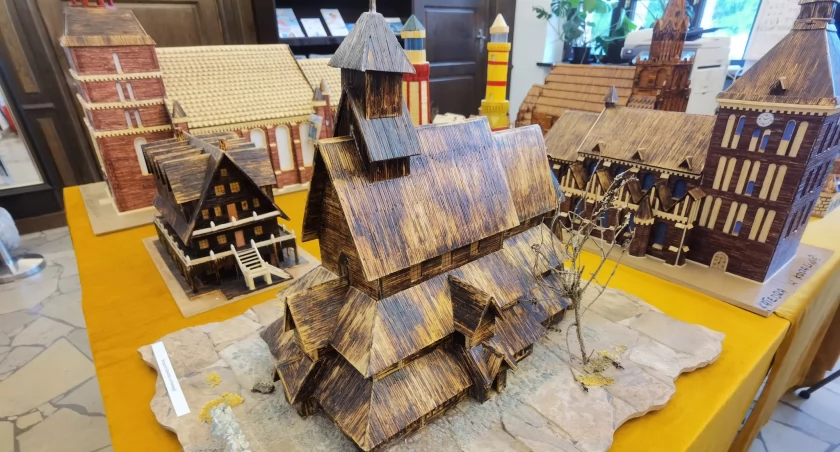 Prawie 200 makiet z miliona zapałek. Pasjonat z Kołobrzegu wystawił miniatury regionalnych obiektów | wideo, zdjęcia