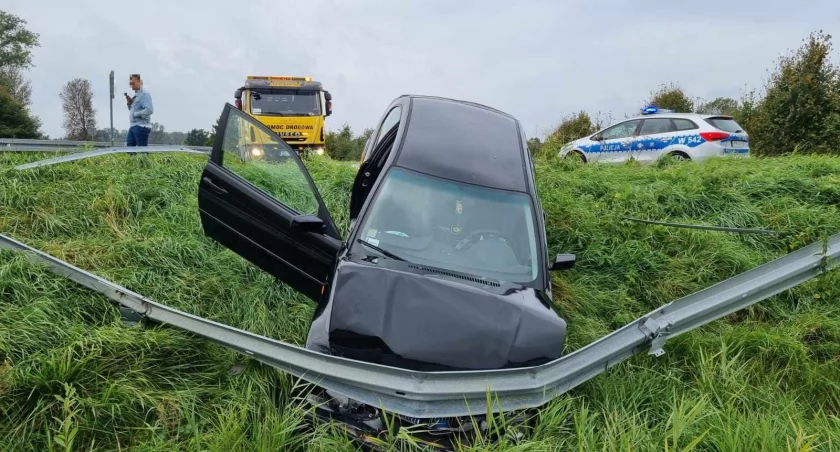 BMW wypadło z drogi | zdjęcia