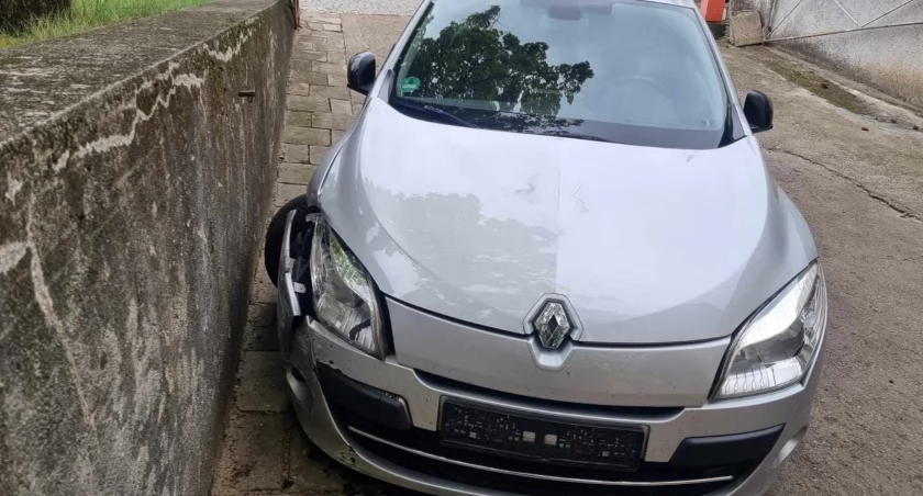 Nietypowa kolizja. Niemiec wjechał w szlaban i mur