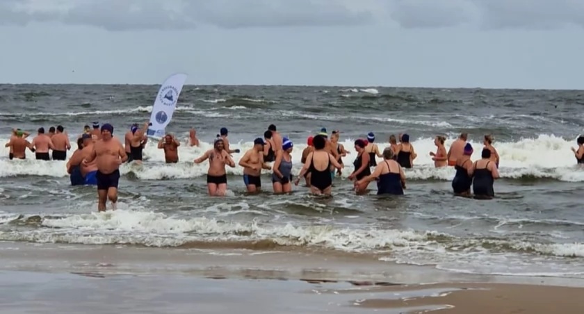 Kołobrzeskie morsy zainaugurowały sezon. Za nimi pierwsza kąpiel w Bałtyku