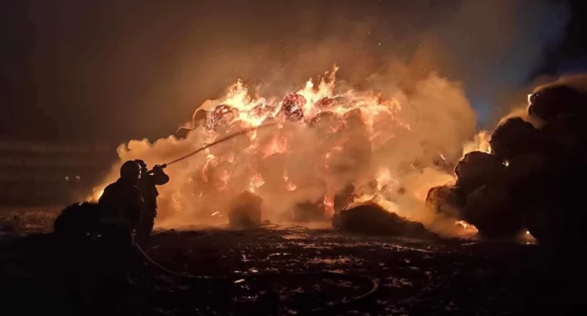 Ktoś podłożył ogień pod bele słomy. Hodowca liczy straty